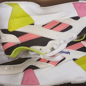 AZTREK UNISEX SIze 3.5 Reebok